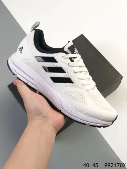 真标带半码 阿迪达斯 Adizero Duramo SL 跑步运动休闲跑步鞋 潮流 织物减震 低帮 碳板跑步鞋 舒适耐磨 低帮跑步鞋 男款,帮助你增强力量、耐力、速度和距离.透气的网眼鞋面与Lightstrike中底搭配,非常轻便、稳定且反应灵敏.Adiwear橡胶外底紧抓住跑道和沥青路,经久耐用.SL2采用了轻质工程网面鞋面,透气性极佳,确保跑者在长时间运动中都能保持舒适.👣其次,大底采用了马牌橡胶材料,并更新了纹路设计,大大提升了抓地力和耐用性,让跑者在不同路面上都能稳稳站立.🏃♂️再来看中底,它采用了双层LIGHTSTRIKE 2.0框架和全掌LIGHTSTRIKE PRO材料,为跑者提供了出色的缓冲和能量反馈,有效减少训练疲劳.#泰裤辣 #阿迪达斯 #跑鞋 #ADIZERODURAMOSL 如图 ID:992170X